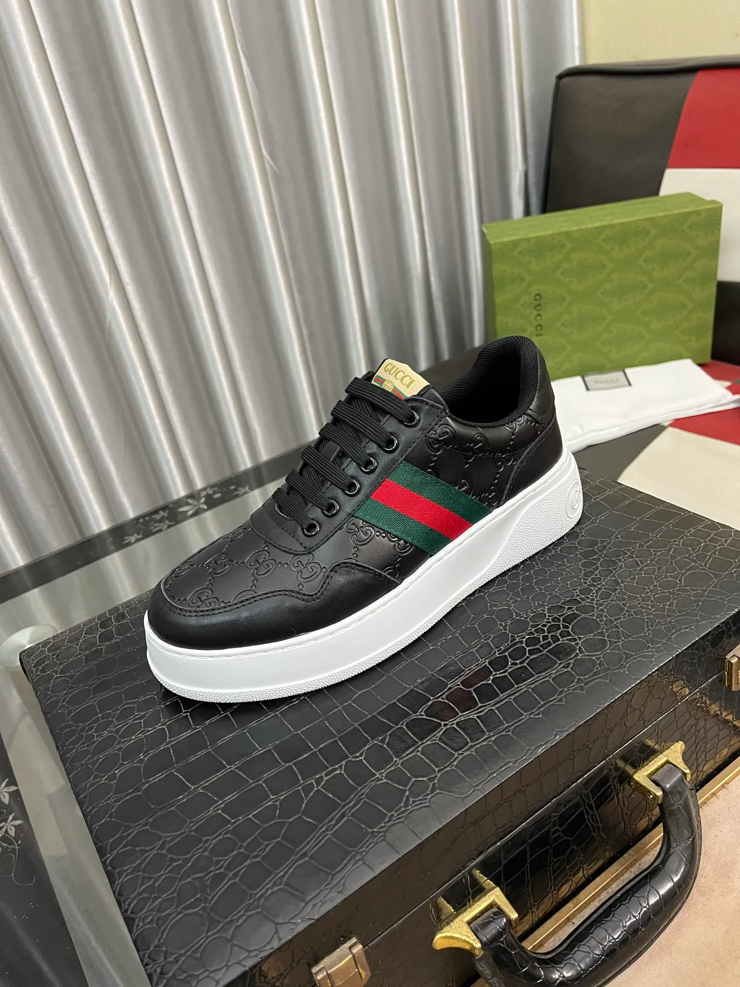 Men's shoes💰420⌚️⌚️[GUCCI] Gucci men's casual shoes are absolutely popular🔥The ultimate matching item for trendy men! The charm of super texture is unstoppable. This is the main recommendation. The upper is made of high-quality cowhide, with pig lining feet and wear-resistant rubber sole. It is noble and elegant! Extremely comfortable🎁🎁You can be as handsome as you want💪 Size 38-44! 2️⃣colors available